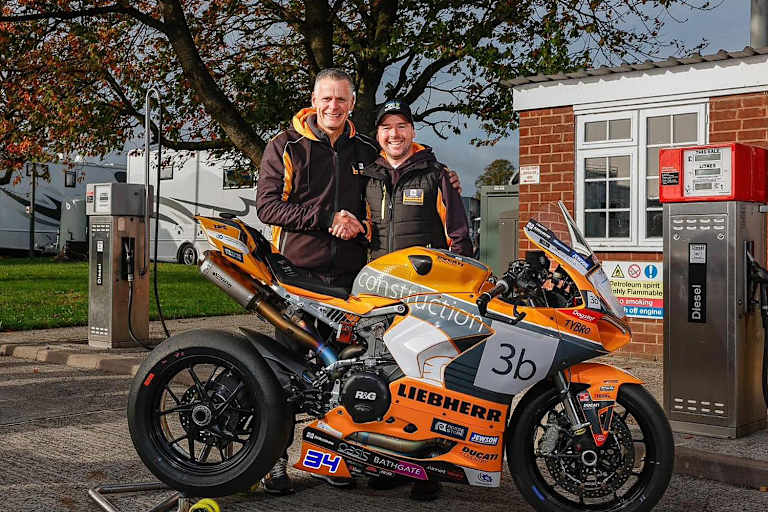 Alastair Seeley (re.) nach dem Vertragabschluss mit Binch Racing