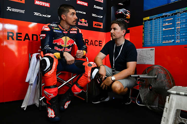 KTM-Tech3-Pilot Maverick Vinales mit Coach Jorge Lorenzo