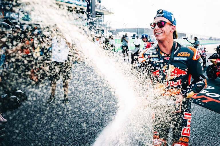 Jubel in Buriram: Erster Triumph für KTM-Youngster Pedro Acosta