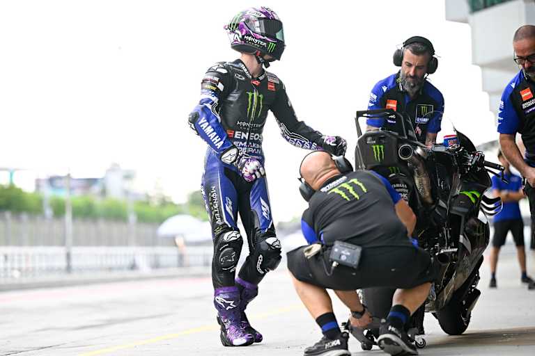 Probleme mit der Technik: Yamaha-Piloten stehen in der Box