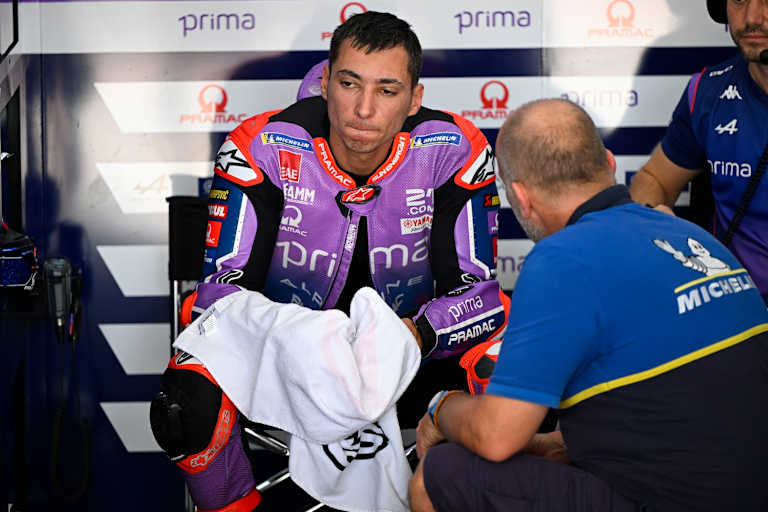 Rookie Razgatlioglu im Austausch mit einem Michelin-Reifentechniker