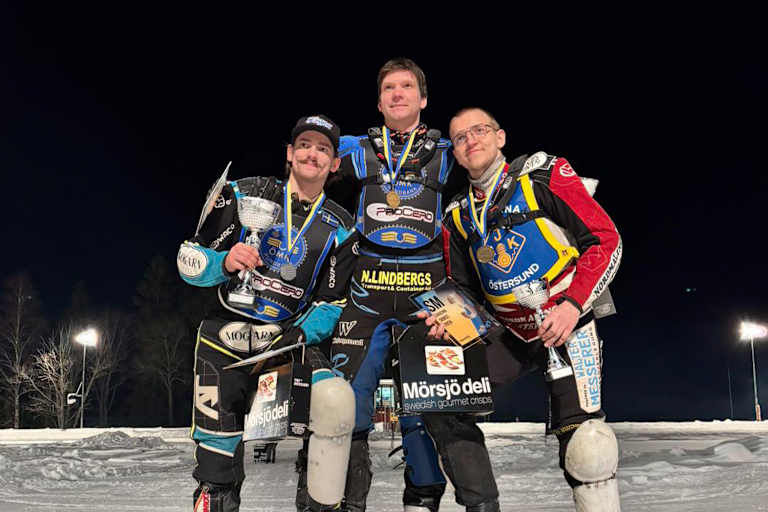 Niclas Svensson (Mitte) mit Filip Jäger (links) und Ove Ledström