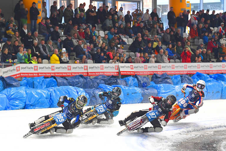 Schon beim Training waren in Inzell 2000 Besucherinnen und Besucher vor Ort