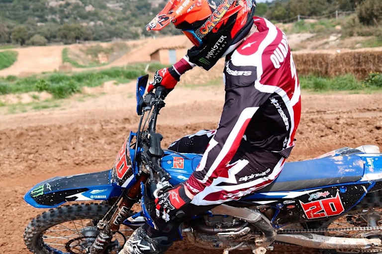 Fabio Quartararo auf der Renn-Yamaha – aber auf der MX-Strecke