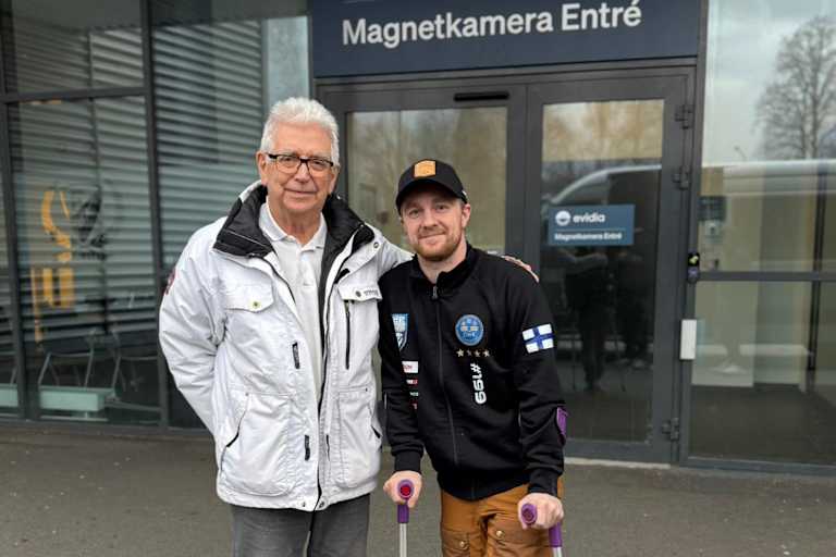 Martin Haarahiltunen (r.) vor der Radiologie in Karlstad 