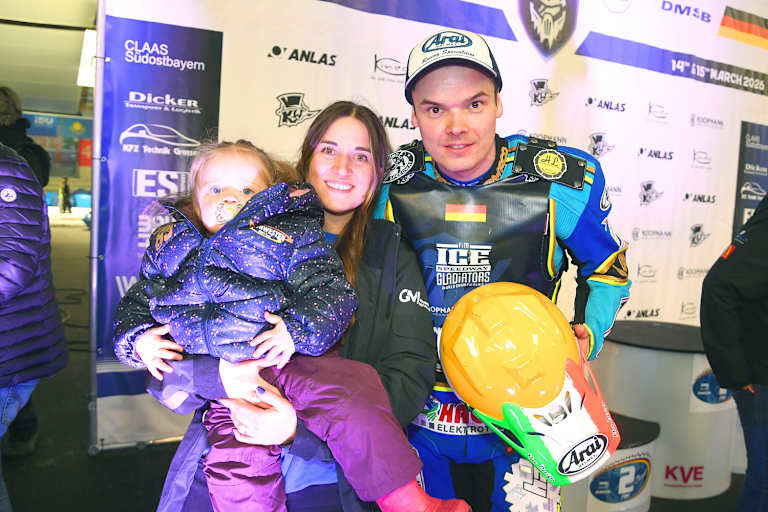Luca Bauer in Inzell mit seiner Frau Anna und Tochter Marlen