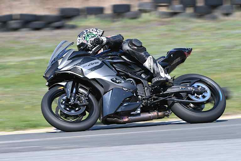 Die Kawasaki ZX4RR ist für Julian Trummer das ideale Trainingsbike