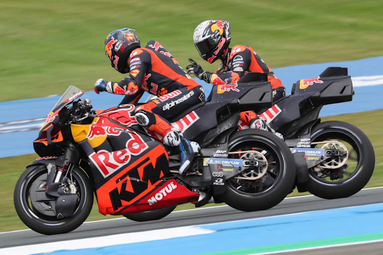 Die KTM-RC16-Piloten Maverick Vinales (vorne) und Pedro Acosta