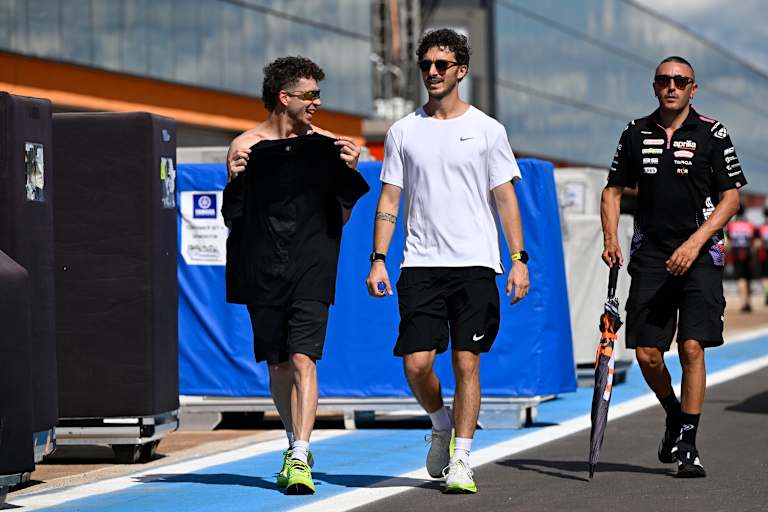 Pecco Bagnaia inspizierte den neuen Kurs mit Kumpel Marco Bezzecchi (li.)