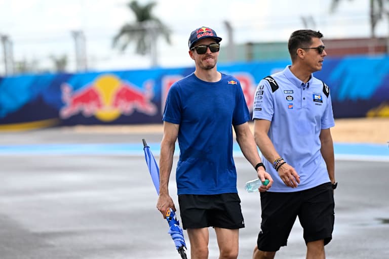 Alex Marquez: Streckenbesichtigung mit Regenschirm