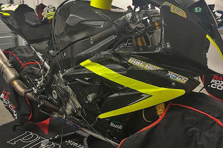 Die ramponierte BMW nach dem Sturz auf dem Pannonia Ring