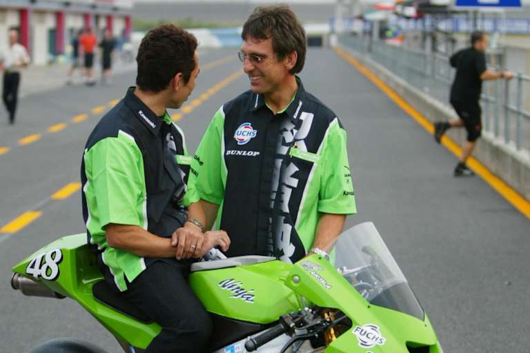 MotoGP-Teamanager in Grün: Harald Eckl mit Pilot Akira Yanagawa