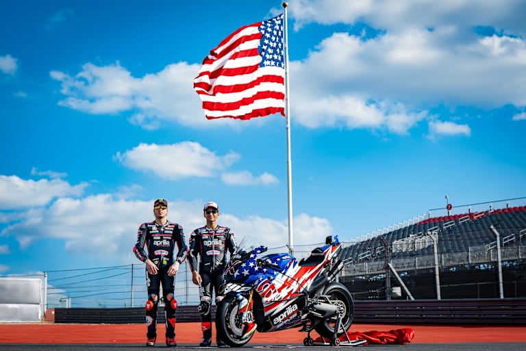 Die Aprilia-Werksfahrer Martin und Bezzecchi mit der neuen «X»