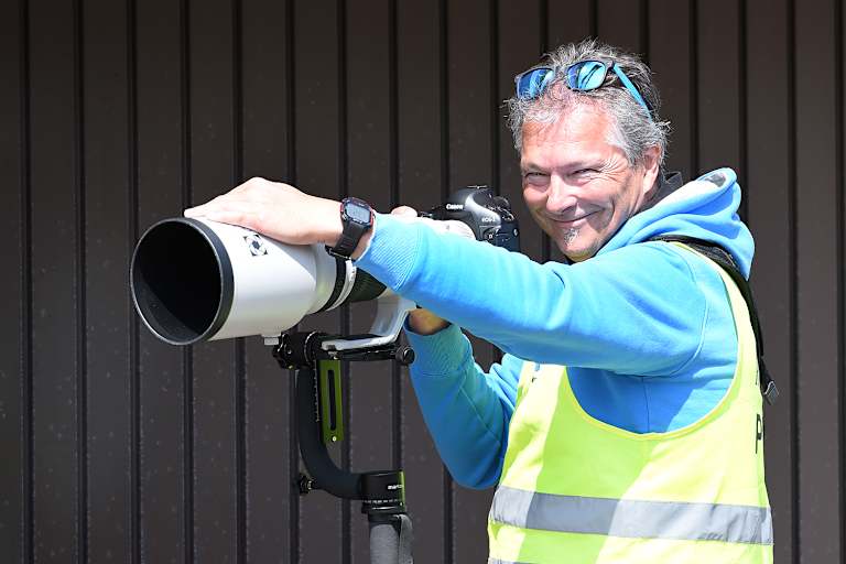 Manfred Binder tauscht Auslöser an der Kamera mit Gasgriff am Motorrad