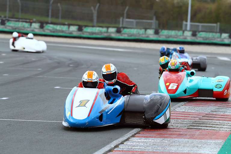 Sam und Tom Christie präsentieren als Weltmeister stolz die Startnummer 1
