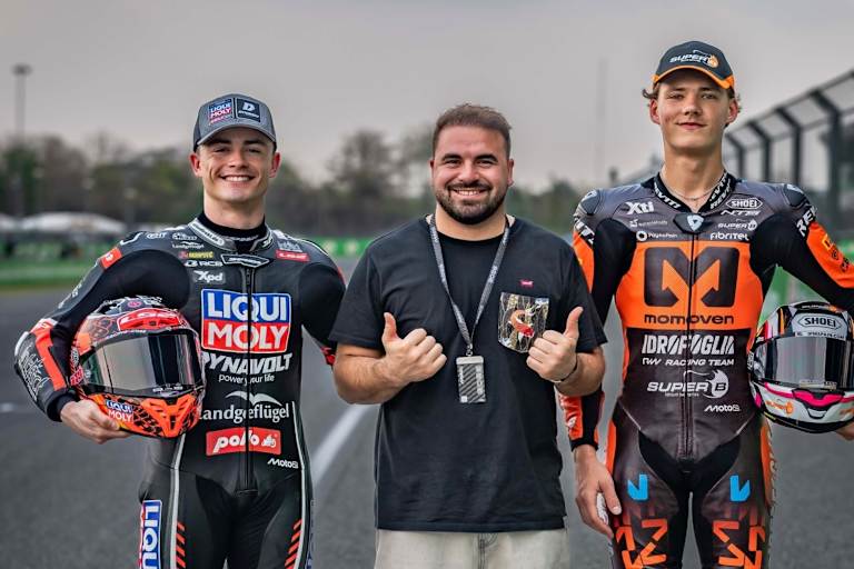 Eddy Rovelli mit seinen Moto2-Piloten Gonzalez und Van den Goorbergh (re.)