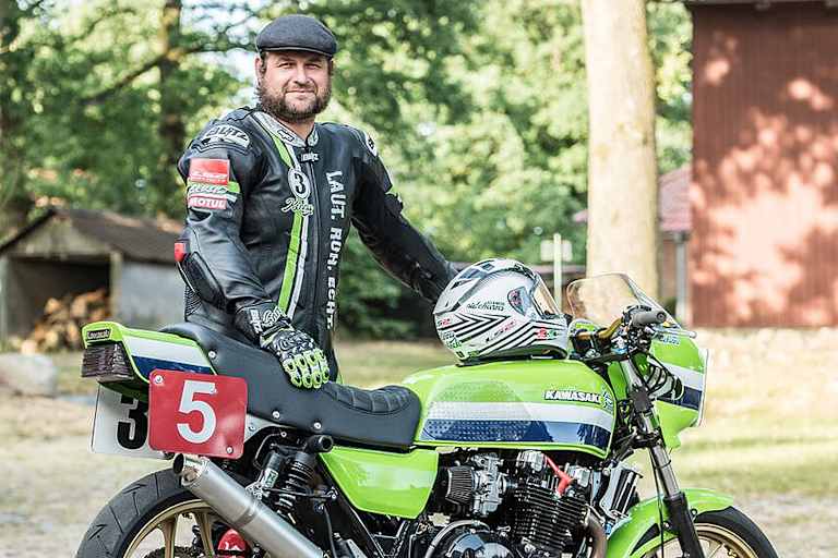 Kenny Hinck macht seine Kollegen auf die Lizenzbestimmungen aufmerksam