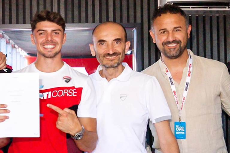 Fabio Di Giannantonio mit Ducati-Boss Domenicali und Manager Tavano