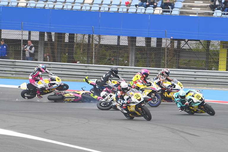 Der erste Lauf wurde nach einem Massencrash abgebrochen und neu gestartet