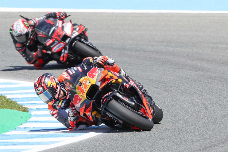 Starker Auftritt: Maverick Vinales (KTM) vor Aprilia-Ass Marco Bezzecchi