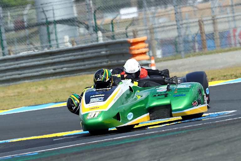 Kevin Kölsch mit vollem Einsatz im Seitenwagen von Luke Williams