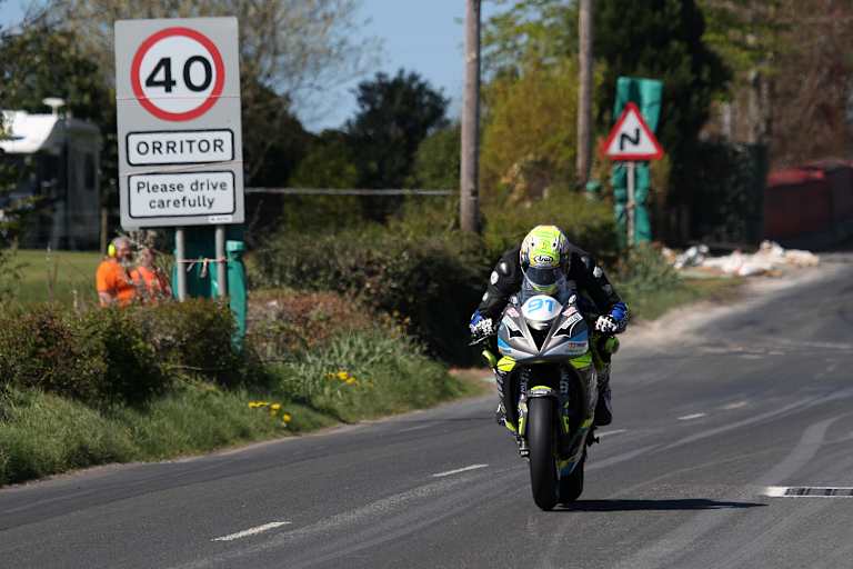 Julian Trummer mit Vollgas in der Ortsausfahrt von Orritor