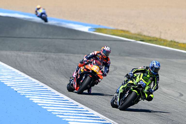 Ai Ogura behielt im harten Zweikampf mit Enea Bastianini (KTM) die Oberhand