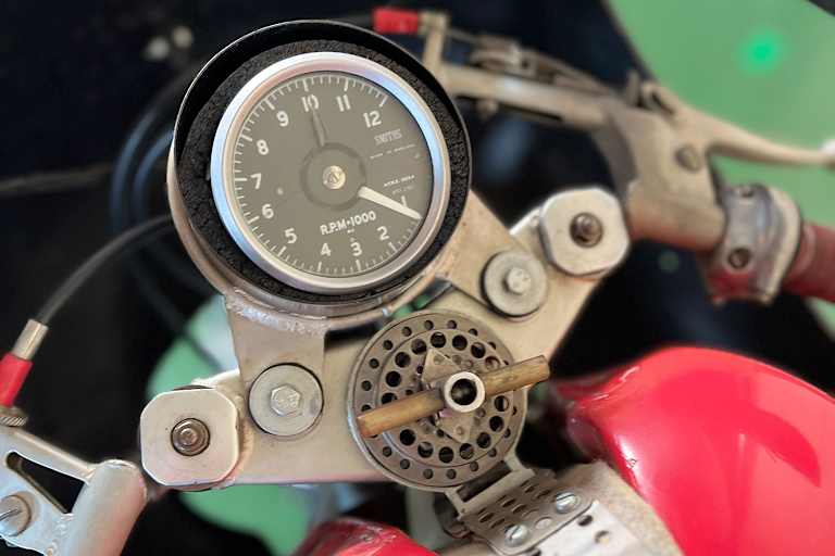 Der Drehzahlmesser der Werksmaschine aus dem Jahr 1965