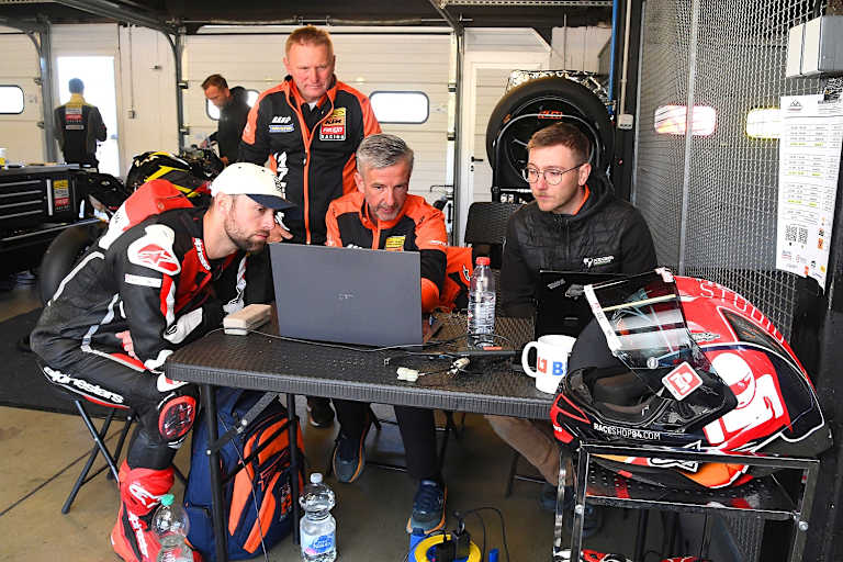 Jonas Folger mit der Freudenberg-Mannschaft in Most