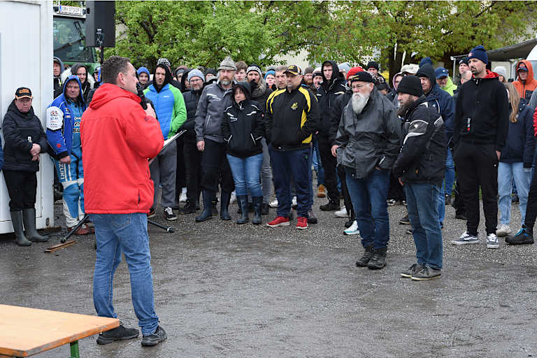 MSC Rottenegg-Obmann Markus Altenstrasser instruiert die Teilnehmer