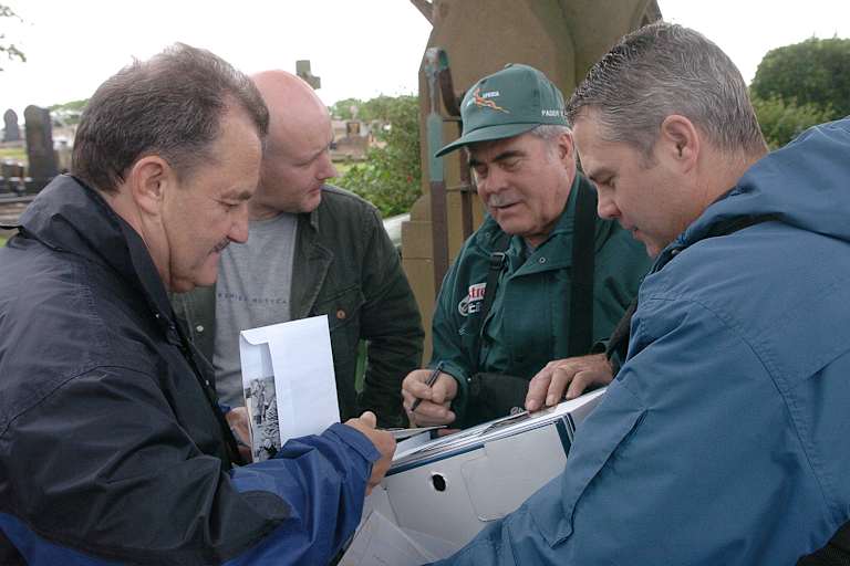 Paddy Driver umringt von Rennsportfans