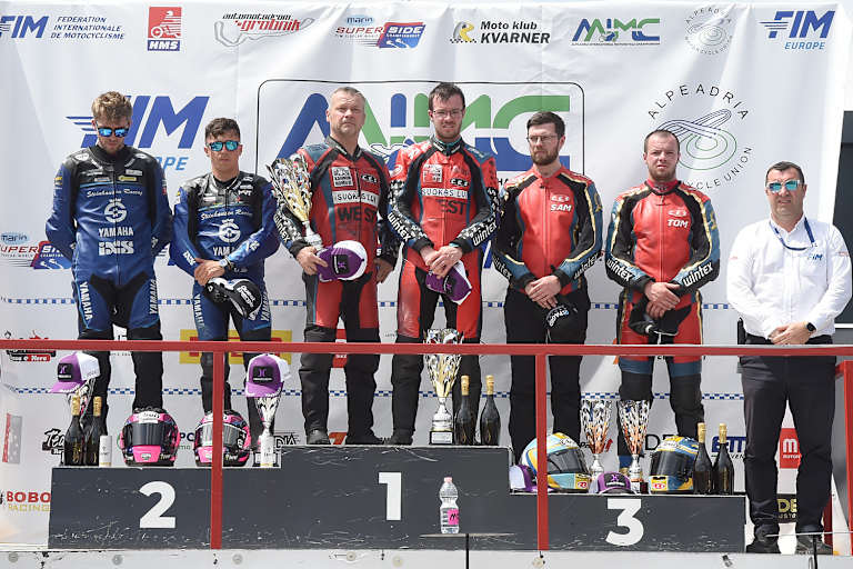 Das stolze Sextett nach dem Hauptrennen auf dem Podium