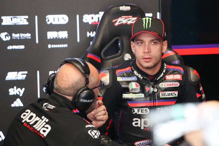 Bezzecchi im Gespräch mit Aprilia-Racing-Technikchef Fabiano Sterlacchini