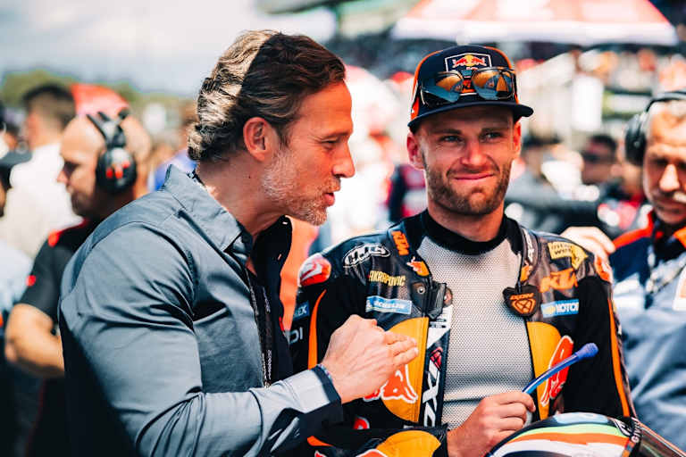 KTM-CEO Neumeister bei MotoGP-Pilot Brad Binder