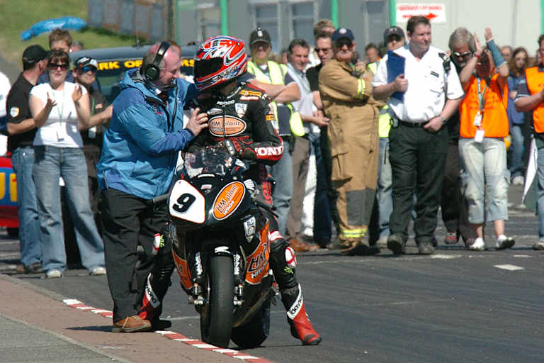 Mervyn White gratuliert Steve Plater 2006 zum Sieg beim NW200