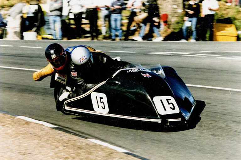 Neil Smith chauffiert 1989 Zuschauer Dave Wood aufs TT-Podium