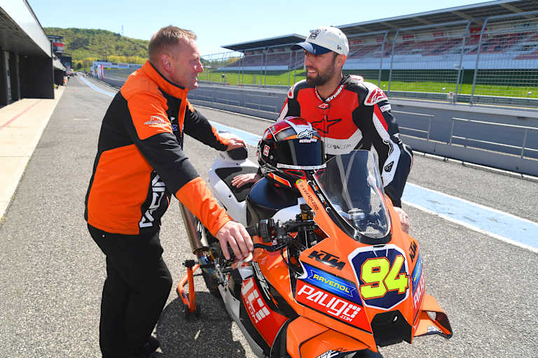 Teamchef Carsten Freudenberg (li.) mit Jonas Folger