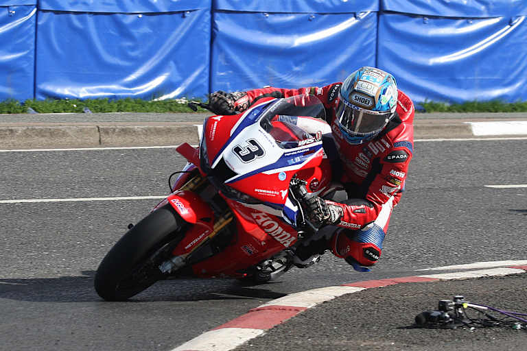 Dean Harrison steht bei den Superbikes auf der Pole-Position