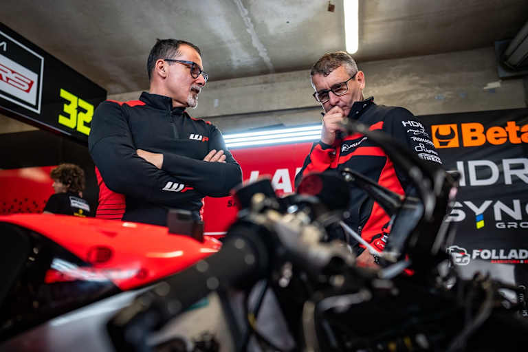 Test: Luca Boscoscuro (re.) ließ seine Moto2-Renner auf WP umbauen