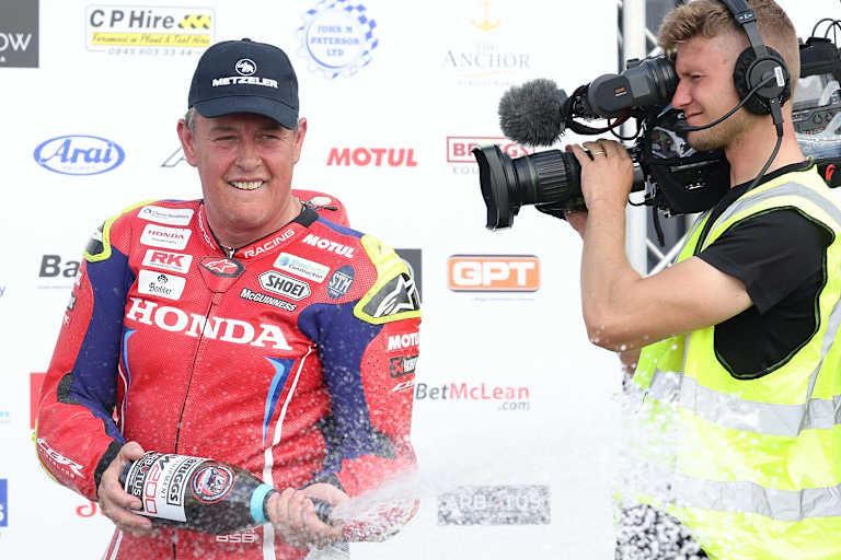 Die Sektdusche zum 100er von John McGuinness muss  verschoben werden