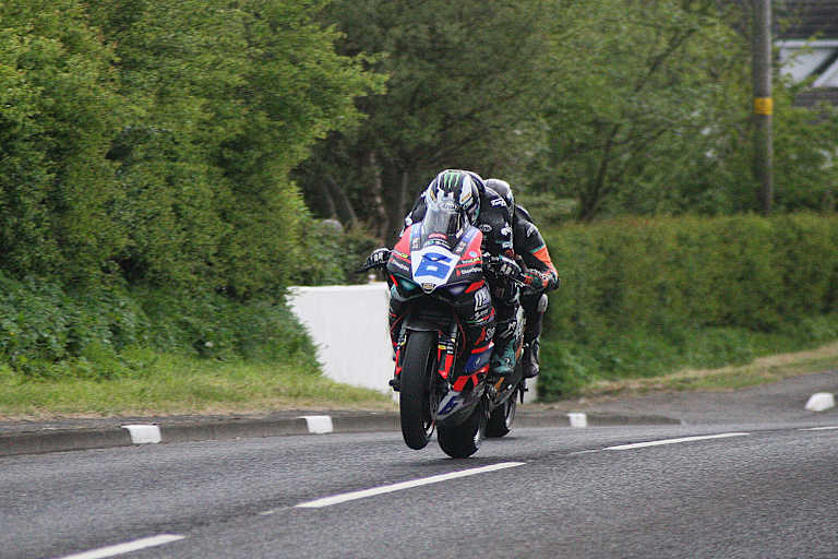 Michael Dunlop behält einmal mehr auf seiner Supersport-Ducati die Oberhand