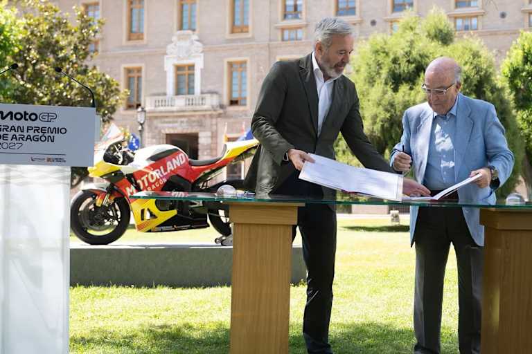 Vertragunterzeichnung mit Carmelo Ezpeleta, CEO MotoGP Sports Entertainment