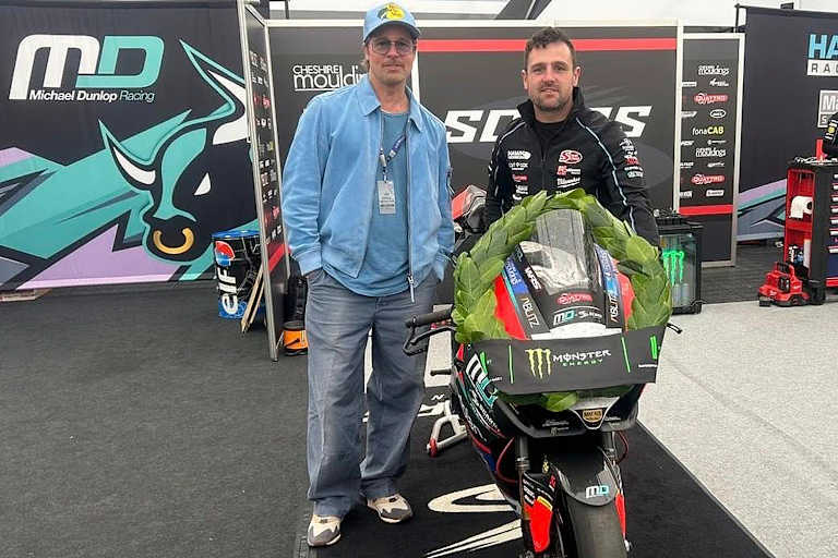 Stars unter sich: Brad Pitt stattet Michael Dunlop im Fahrerlager Besuch ab