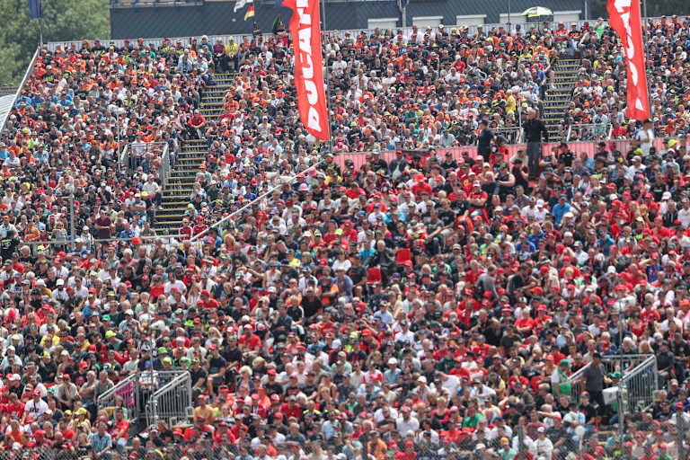 Volle Tribünen am Sachsenring