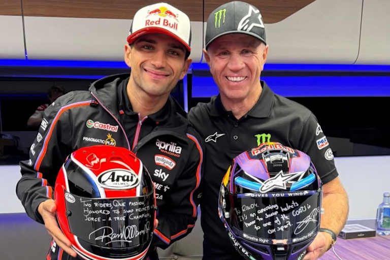 Auch ein Helm von Randy Mamola ist nun in der Sammlung von Jorge Martin