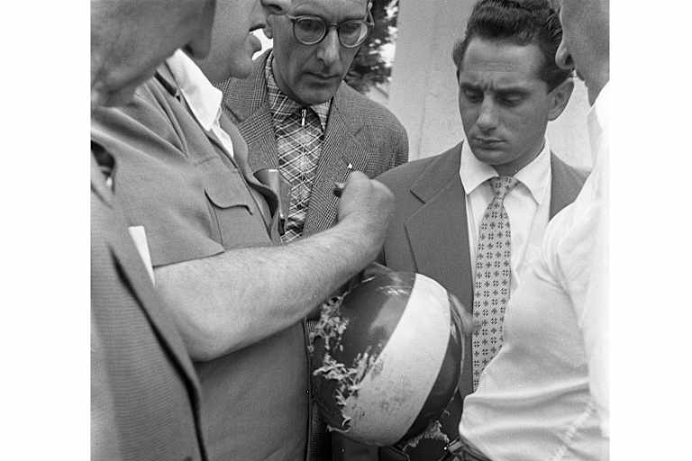 Monza 1954: Werner Haas mit dem beschädigten Helm von Rupert Hollaus