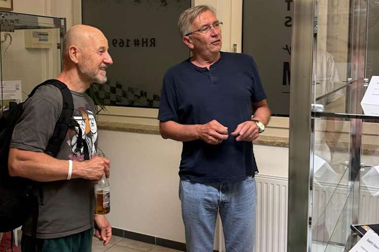 Kabarettist Roland Düringer (li.) war der erste Besucher im Schauraum 
