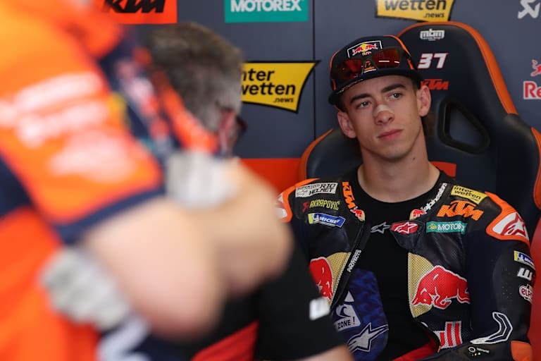 In der Box nach erneutem Technik-Problem: KTM-Ass Pedro Acosta