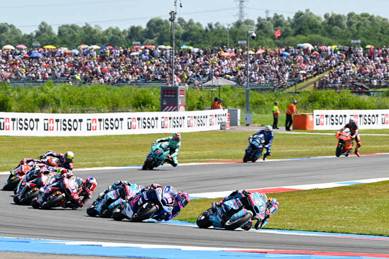 Kurz nach dem Start – die Moto2-Konkurrenz in Assen