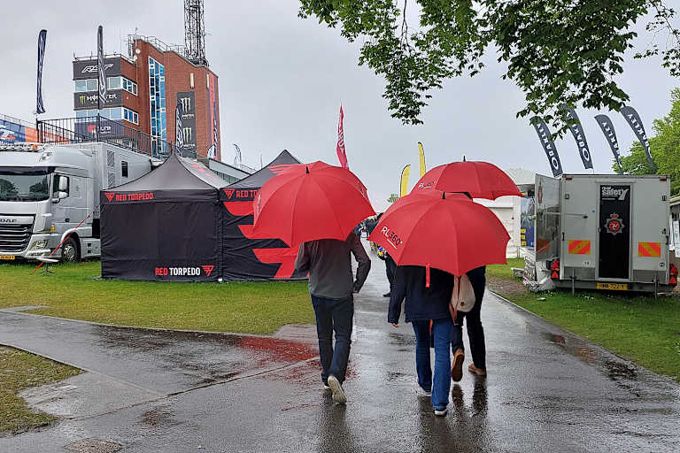 Ohne Regenschirm ging am Mittwoch auf der Isle of Man nichts